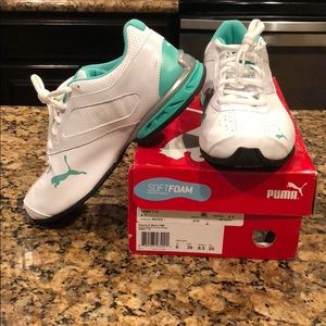 White puma tennis shoes